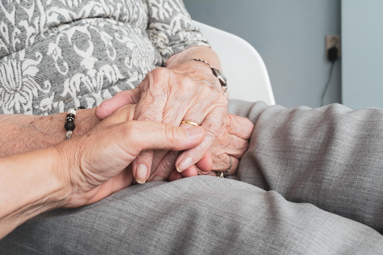 Senior woman marking calendar autumn in Miami — illustrating this Medicare guide