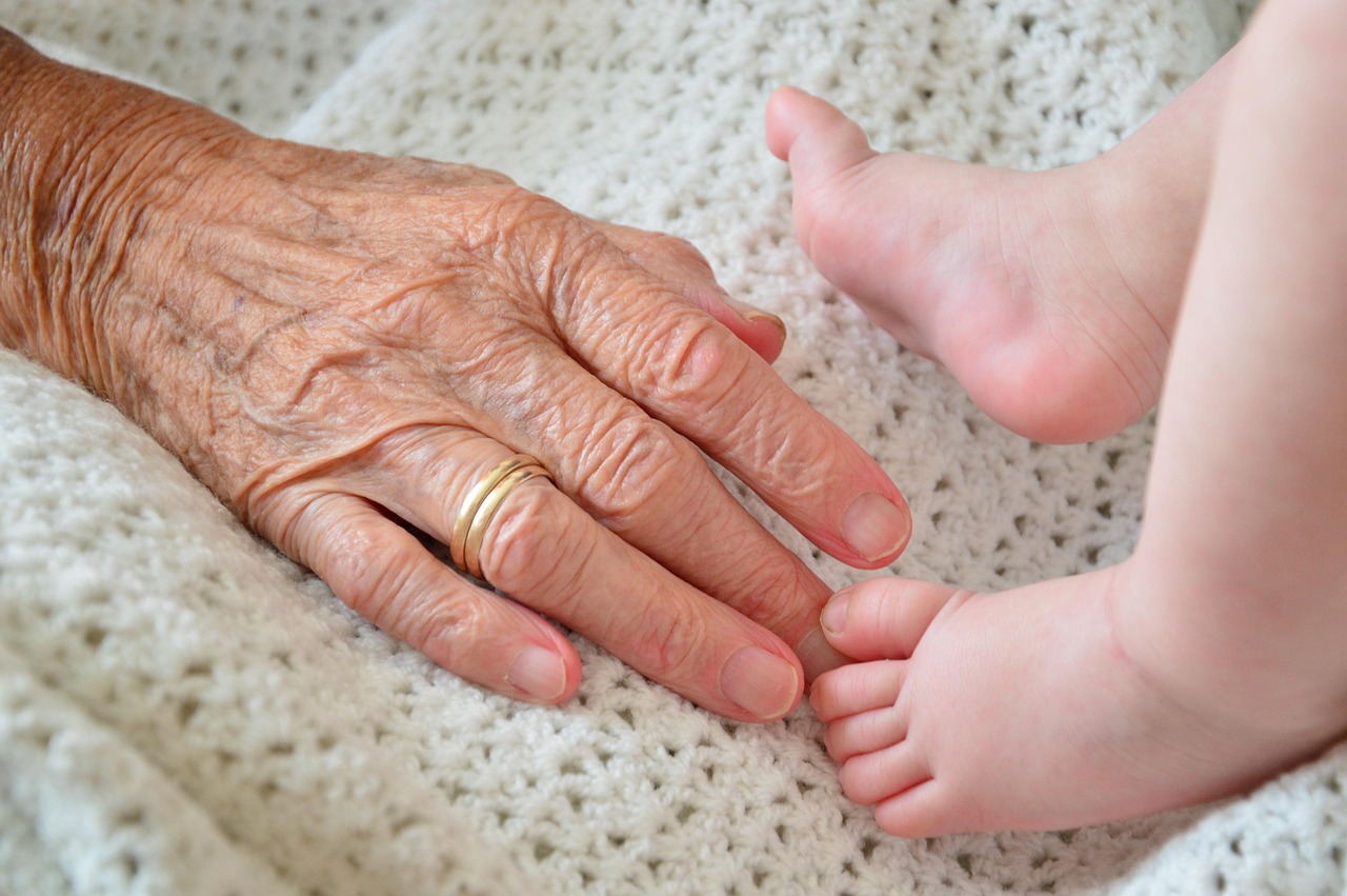 Senior couple using tablet in Akron — illustrating this Medicare guide